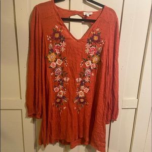 UMGEE Floral Embroidered Tunic with
Keyhole Style Back size medium